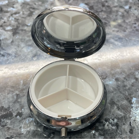 Colorful hummingbird pill box / NWOT - Picture 7 of 9